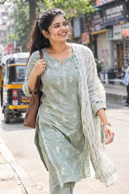 Woman in a loose cotton kurta walking through humid Mumbai heat without the fabric clinging