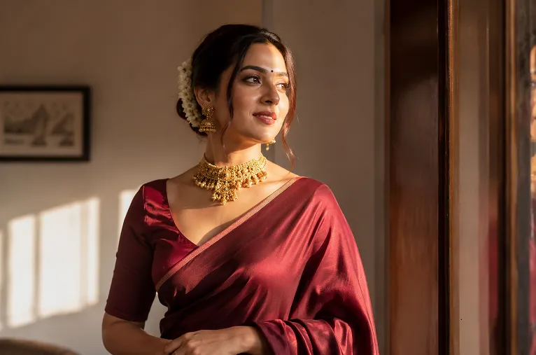 Woman showing how to style plain saree with temple jewellery in Gujarati seedha pallu drape
