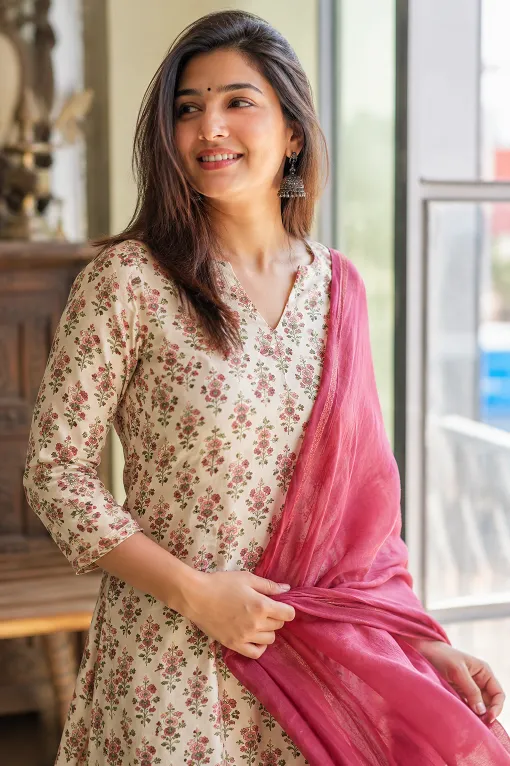 Woman mixing prints in ethnic wear with a printed kurta and plain dupatta