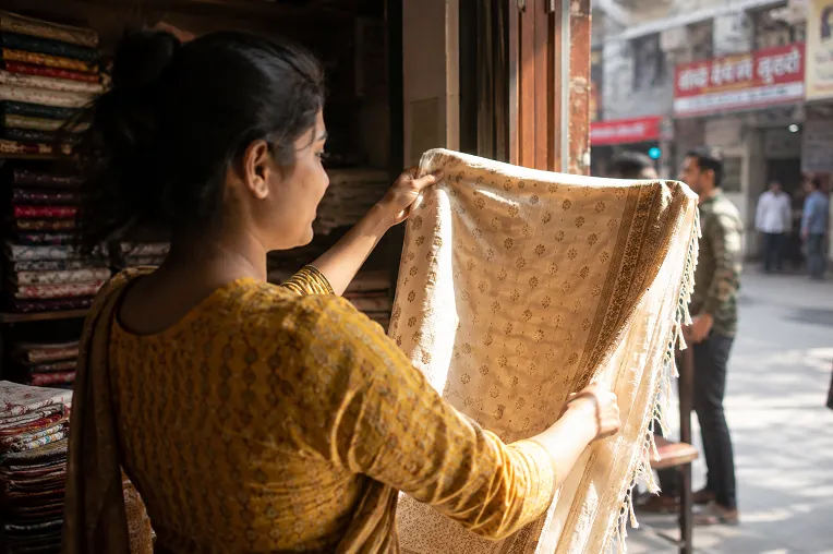 buying guide checking natural dye vs chemical dye saree before purchase