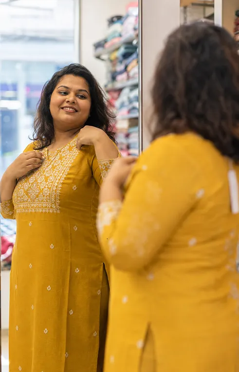ethnic wear for plus size women shoulder fit check in trial room mirror
